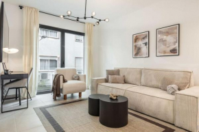 Modern apartment with patio & parking by REMS